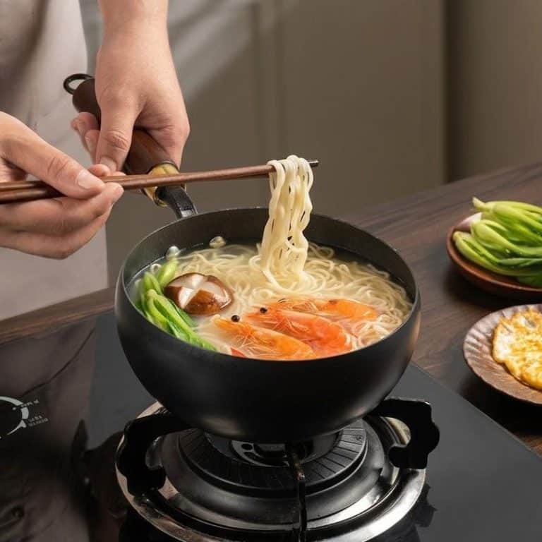 Casserole-Artisanale-Japonaise-Antiadhesive-avec-Manche-en-Bois-a-Bague-Doree-galerie-2438