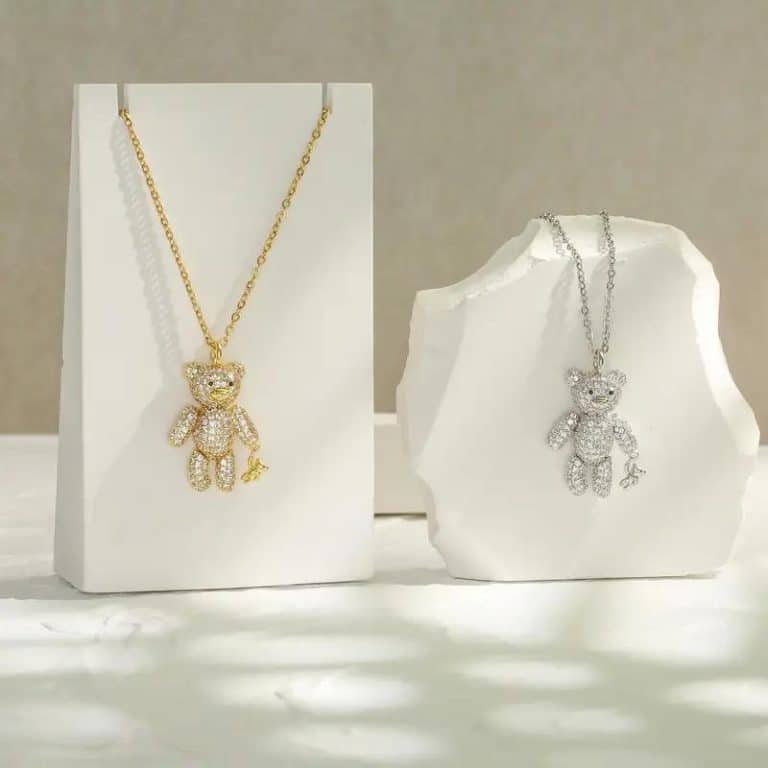 Collier d’ourson pavé de zircones cubiques scintillantes