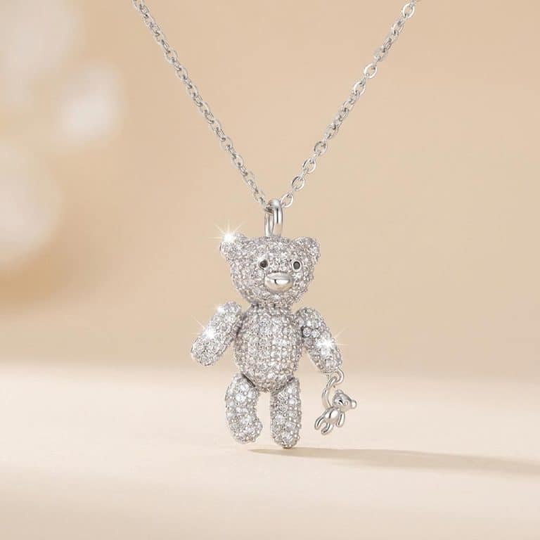 Collier d’ourson pavé de zircones cubiques scintillantes