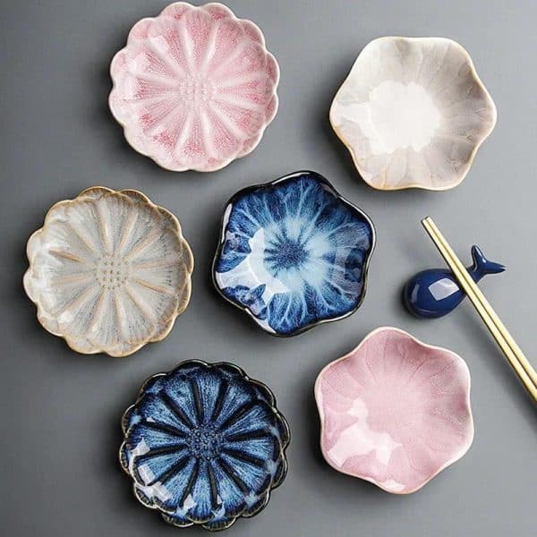 Coupelle à sauce en céramique japonaise avec motif floral en relief