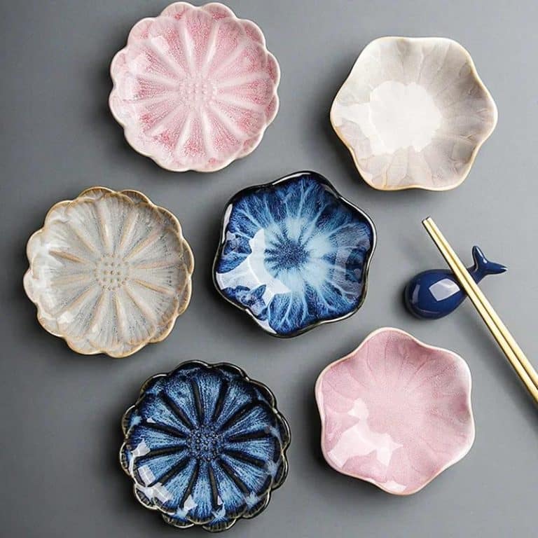 Coupelle à sauce en céramique japonaise avec motif floral en relief
