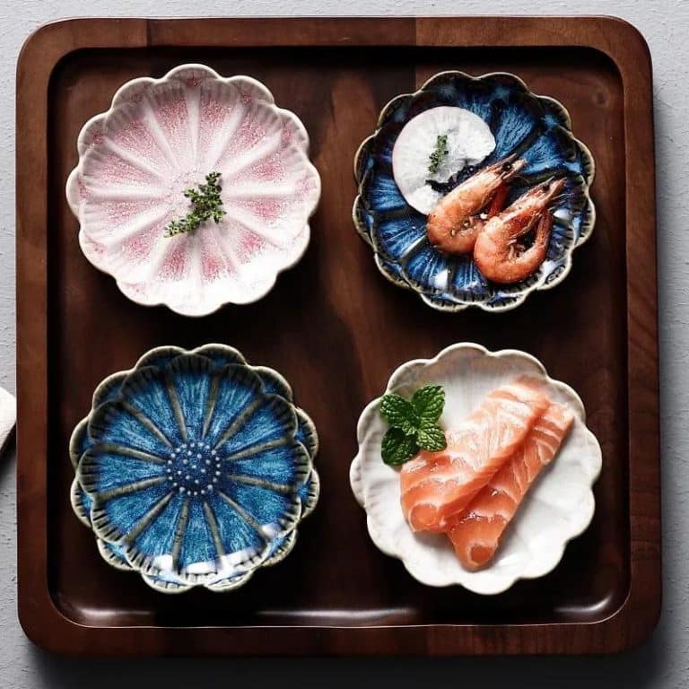Coupelle à sauce en céramique japonaise avec motif floral en relief