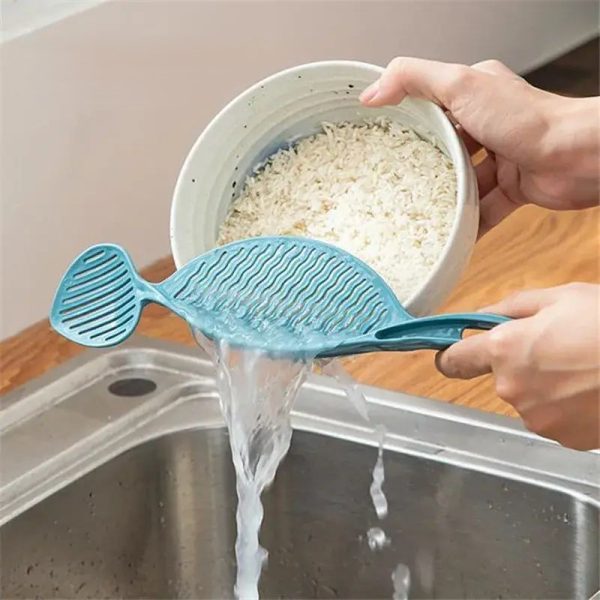 Cuillère à riz avec égouttoir intégré