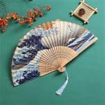 Éventail japonais en soie et bambou avec motif de la Grande Vague