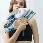 Éventail japonais en soie et bambou avec motif de la Grande Vague