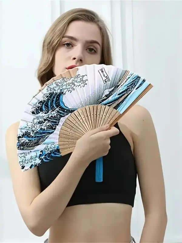 Éventail japonais en soie et bambou avec motif de la Grande Vague