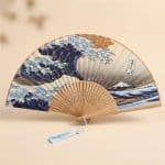 Éventail japonais en soie et bambou avec motif de la Grande Vague