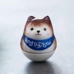 Figurine shiba inu en céramique émaillée - Brun avec Bandeau Bleu