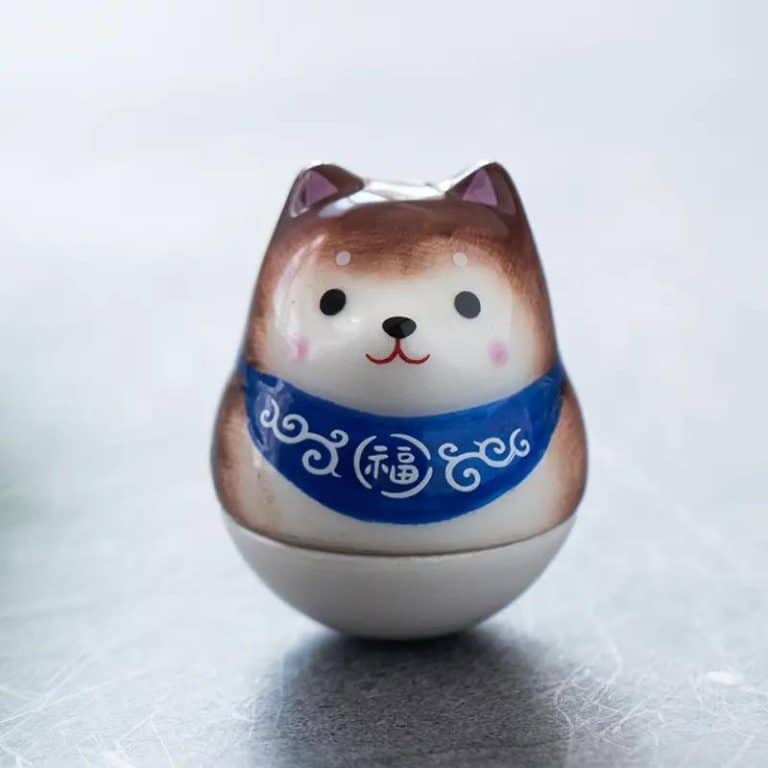 Figurine shiba inu en céramique émaillée - Brun avec Bandeau Bleu