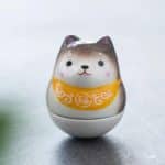 Figurine shiba inu en céramique émaillée - Gris et Brun avec Bandeau Jaune