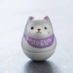 Figurine shiba inu en céramique émaillée - Blanc avec Bandeau Violet