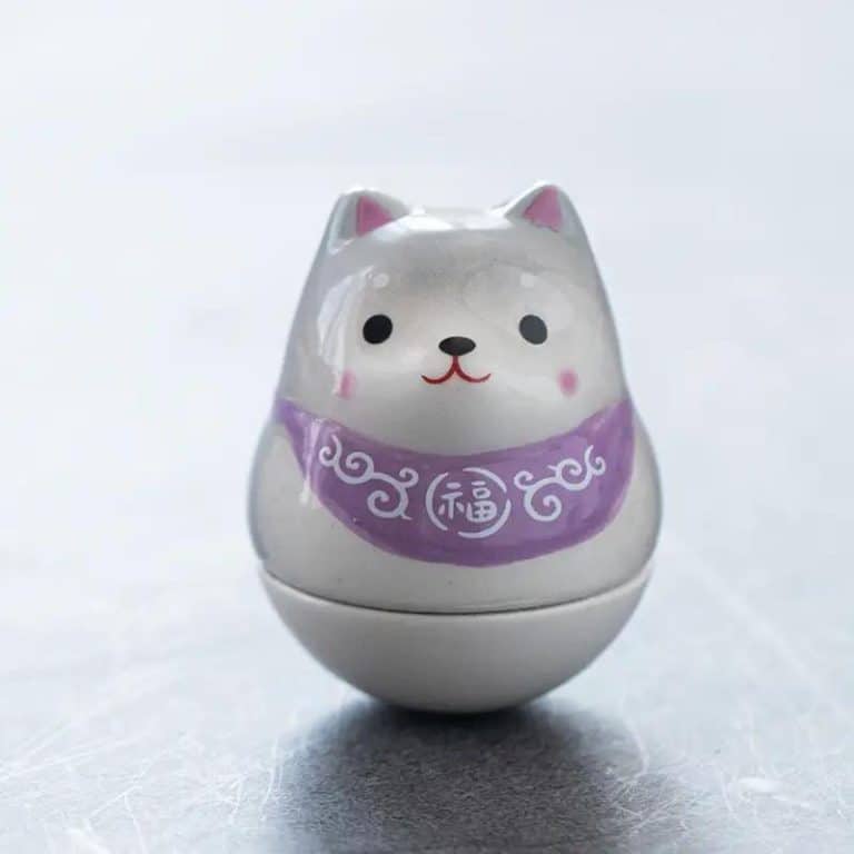 Figurine shiba inu en céramique émaillée - Blanc avec Bandeau Violet