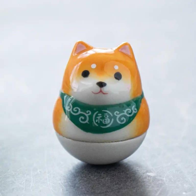 Figurine shiba inu en céramique émaillée - Orange avec Bandeau Vert