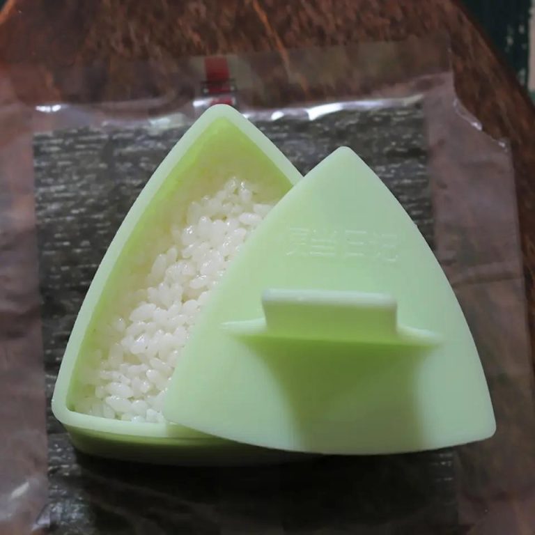 Moule-a-Onigiri-Triangulaire-avec-Couvercle-Presseur-galerie-1446