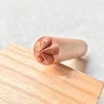 Outil pour wagashi en bois naturel avec embout à motif de fleur stylisée