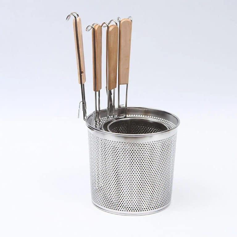 Panier à nouilles en métal perforé avec poignées en bois