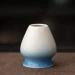 Porte-fouet à matcha en céramique émaillée - Blanc et Bleu Clair