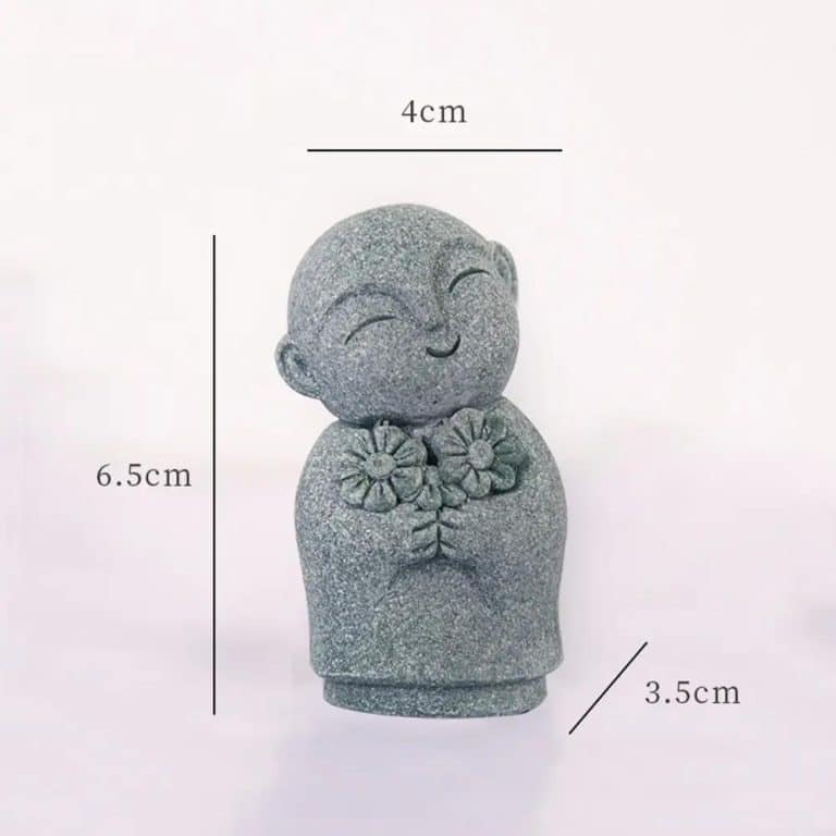 Statuette de moine bouddhiste en résine effet pierre - Moine Tenant une Fleur Simple