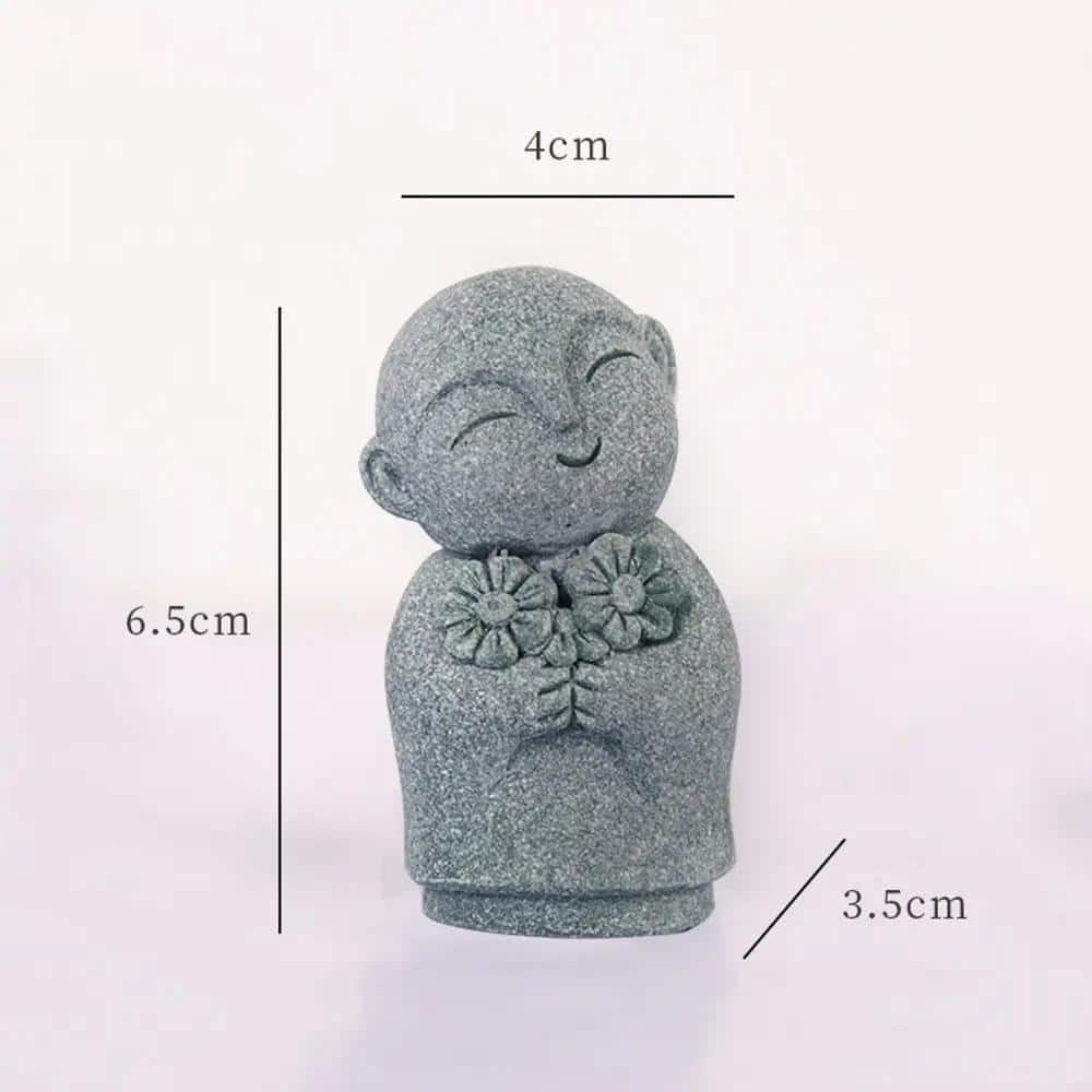 Statuette de moine bouddhiste en résine effet pierre - Moine Tenant une Fleur Simple
