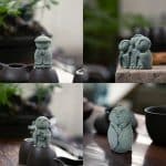 Statuette de moine bouddhiste en résine effet pierre