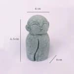 Statuette de moine bouddhiste en résine effet pierre - Moine aux Bras le Long du Corps