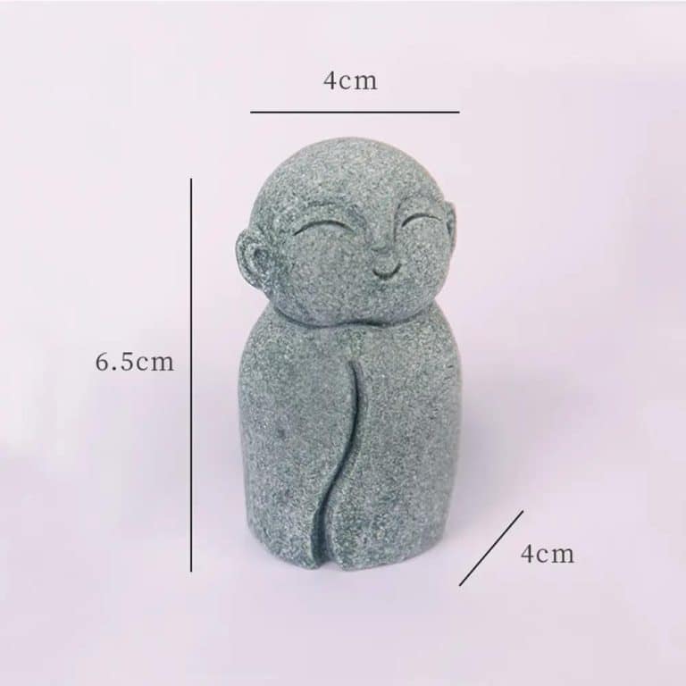 Statuette de moine bouddhiste en résine effet pierre - Moine aux Bras le Long du Corps