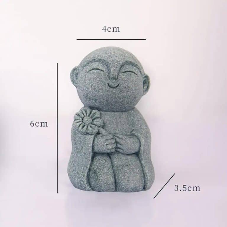 Statuette de moine bouddhiste en résine effet pierre - Moine Tenant des Fleurs