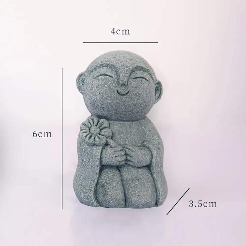 Statuette de moine bouddhiste en résine effet pierre - Moine Tenant des Fleurs