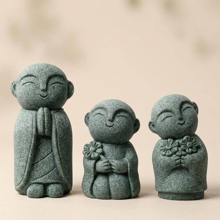 Statuette de moine bouddhiste en résine effet pierre