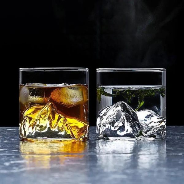 Verre à whisky original avec relief de montagnes sculpté au fond