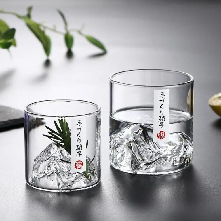 Verre-a-Whisky-Original-avec-Relief-de-Montagnes-Sculpte-au-Fond-galerie-6929