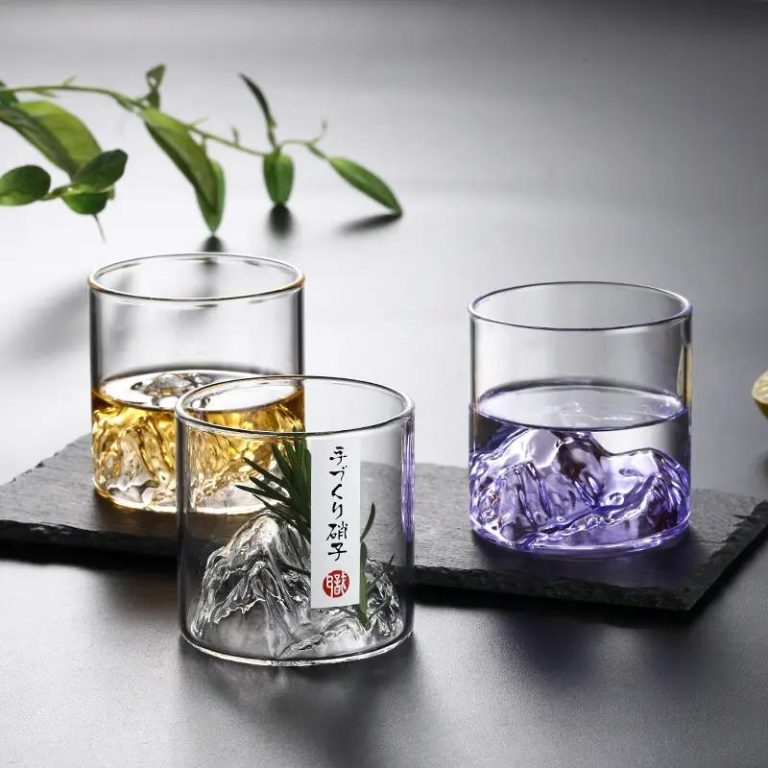 Verre-a-Whisky-Original-avec-Relief-de-Montagnes-Sculpte-au-Fond-galerie-7975