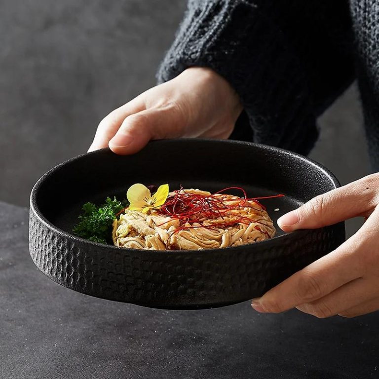 Assiette creusée et bol en céramique à motif martelé