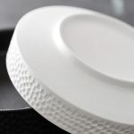 Assiette creusée et bol en céramique à motif martelé