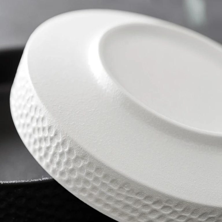 Assiette creusée et bol en céramique à motif martelé