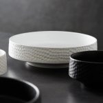 Assiette creusée et bol en céramique à motif martelé