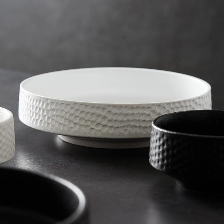 Assiette creusée et bol en céramique à motif martelé