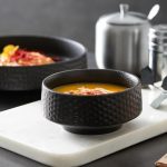 Assiette creusée et bol en céramique à motif martelé