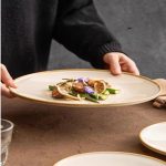 Assiette plate blanche en porcelaine avec liseré doré