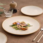 Assiette plate blanche en porcelaine avec liseré doré