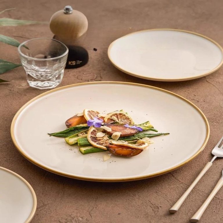 Assiette plate blanche en porcelaine avec liseré doré