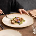 Assiette plate blanche en porcelaine avec liseré doré