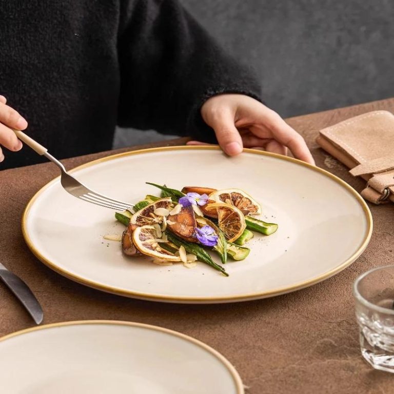 Assiette plate blanche en porcelaine avec liseré doré