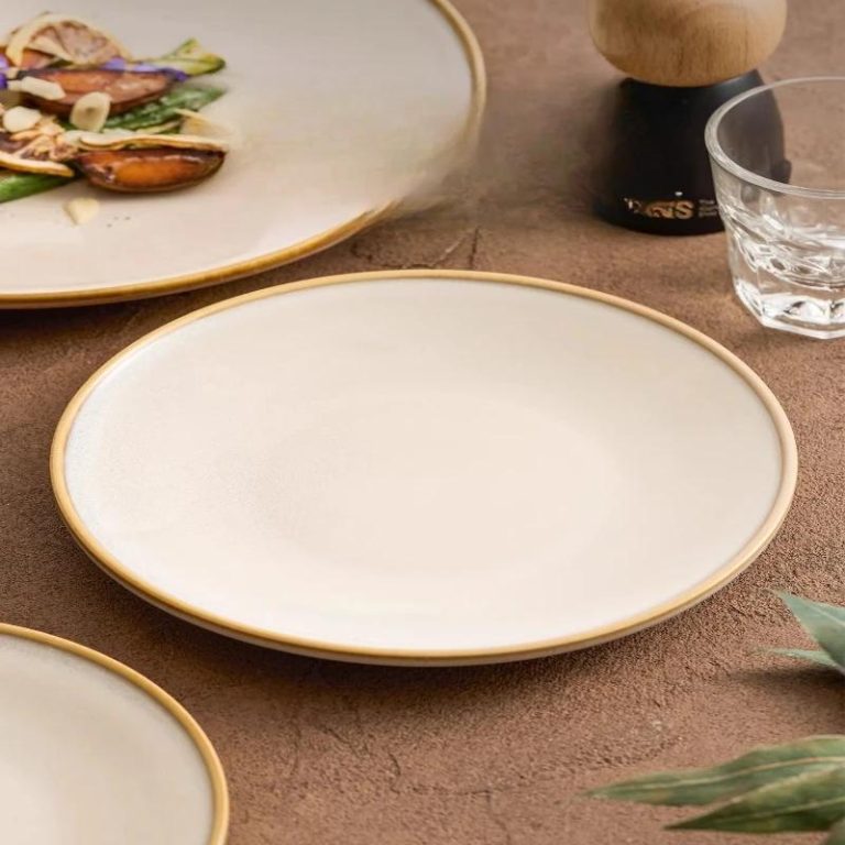 Assiette plate blanche en porcelaine avec liseré doré