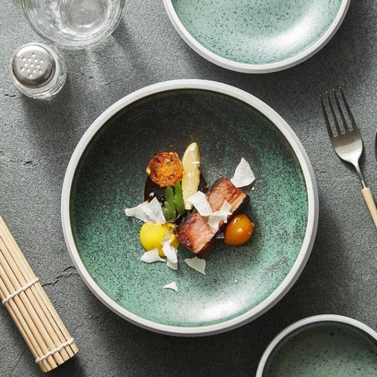 Assiette en céramique émaillée à effet moucheté