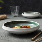 Assiette en céramique émaillée à effet moucheté