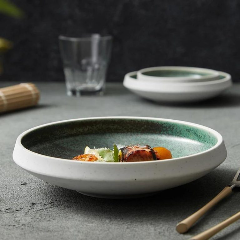 Assiette en céramique émaillée à effet moucheté