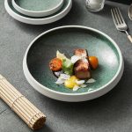 Assiette en céramique émaillée à effet moucheté
