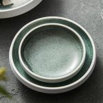 Assiette en céramique émaillée à effet moucheté