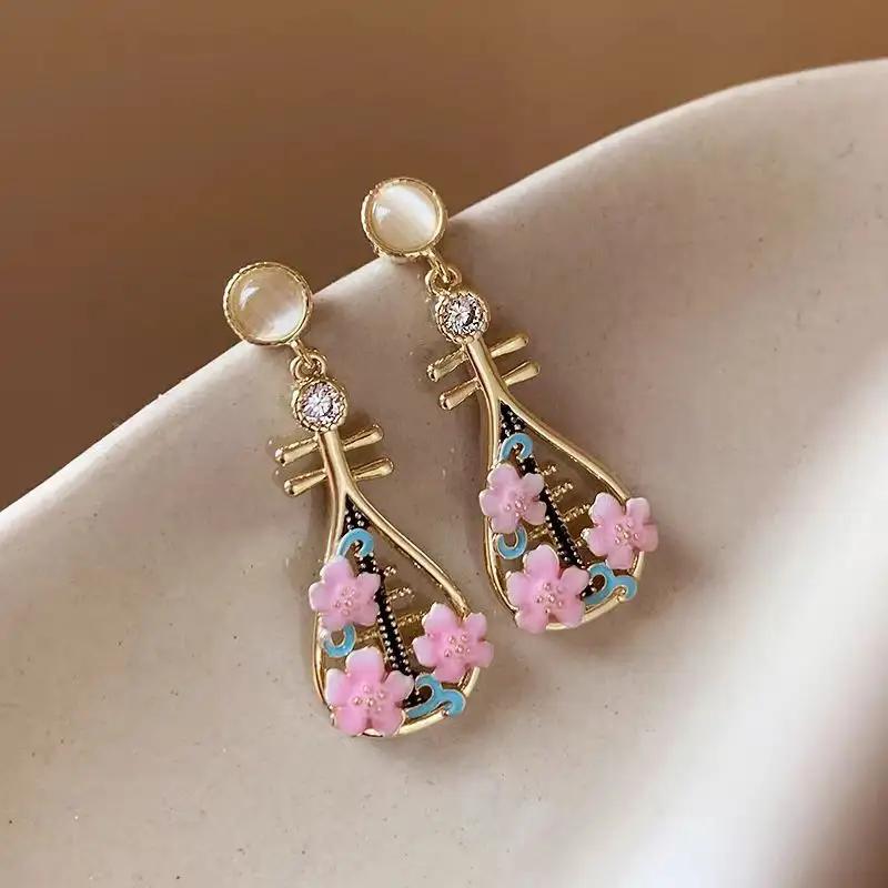 Boucles d'oreilles pendantes or en forme de luth japonais fleuri